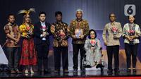 Chief Content Officer (COO) Kapanlagi Youniverse Wens Manggut (kiri) bersama perwakilan Kementerian Koordinator Bidang Pembangunan Manusia dan Kebudayaan (keempat kanan) foto bersama para peraih penghargaan Sosok Inspiratif untuk Indonesia pada acara Merdeka Awards 2023 di SCTV Tower, Jakarta, Rabu (30/8/2023). (merdeka.com/Imam Buhori)