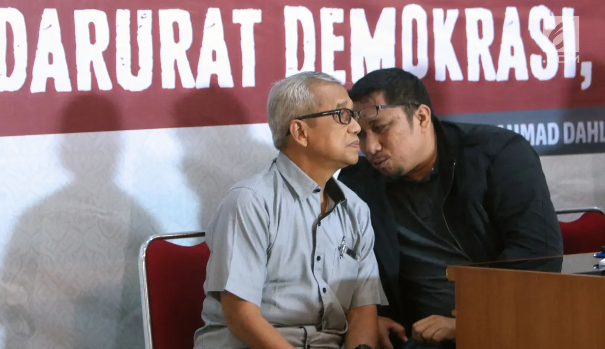 Mantan Ketua KPK Busyro Muqoddas (kiri) berbincang dengan Feri Amsari saat diskusi 'Hapus Ambang Batas Nyapres; Darurat Demokrasi, Darurat Konstitusi' di Jakarta, Selasa (31/7). (Liputan6.com/Helmi Fithriansyah)