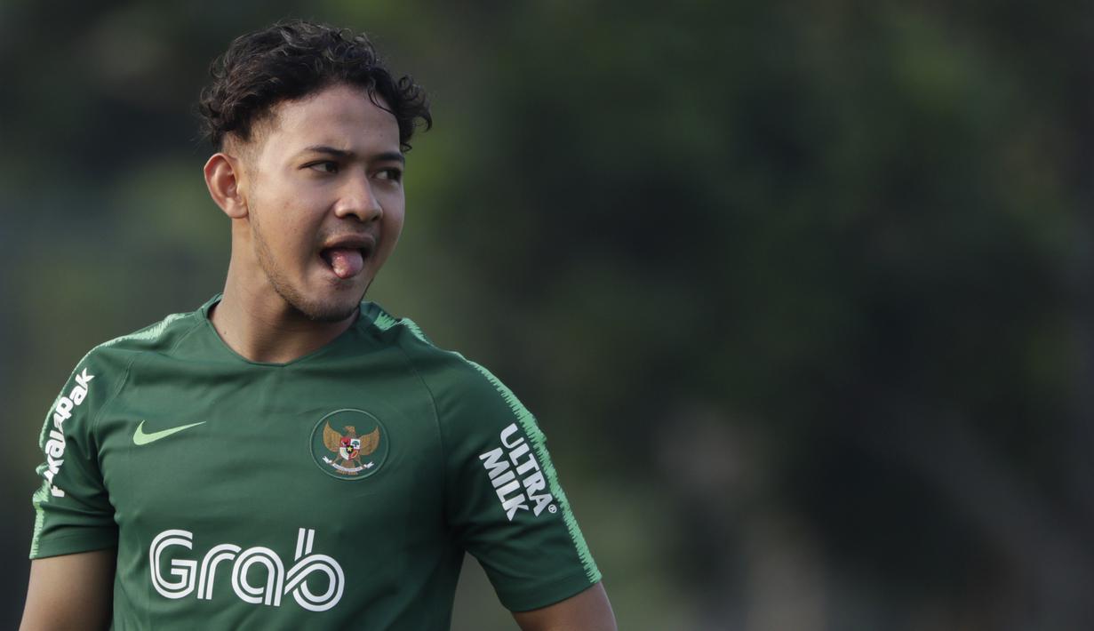 Pemain Timnas Indonesia U-22, Gian Zola, mengamati rekannya saat latihan di Lapangan ABC Senayan, Jakarta, Senin (7/1). Latihan ini merupakan persiapan jelang Piala AFF U-22. (Bola.com/Vitalis Yogi Trisna)