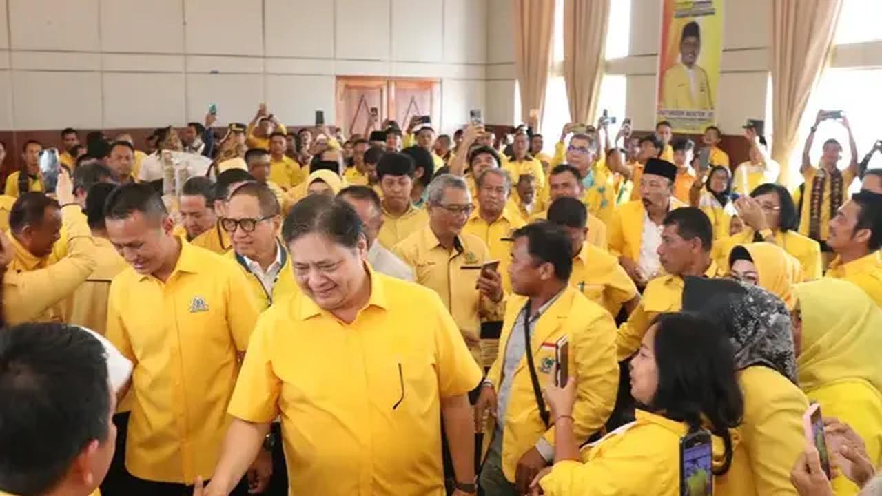 Lebih lanjut, soal arah dukungan capres, Airlangga mengatakan perlu dibahas lagi oleh calon-calon dari tiap partai.