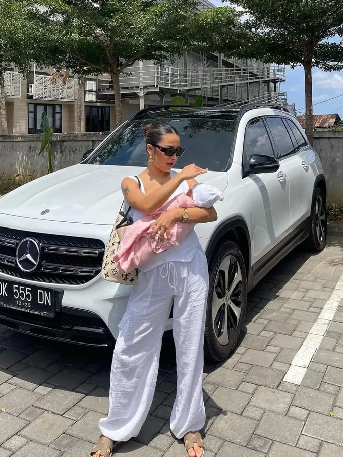 Jennifer Coppen momong buah hati