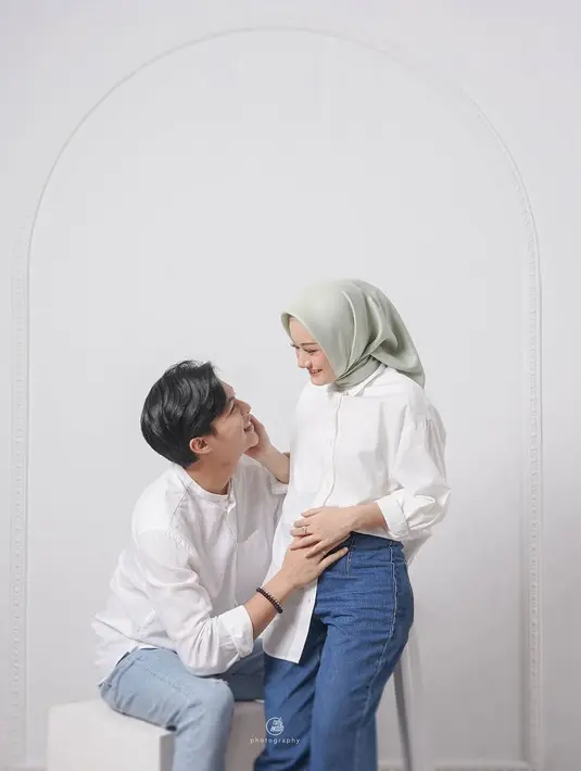 <p>White and denim adalah outfit simpel dan lucu untuk digunakan bersama pasangan.&nbsp;(instagram/dindahw)</p>