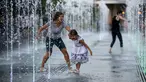 Warga bermain diantara air mancur saat menikmati musim panas di taman Gorky, Moskow, Rusia, Minggu (9/8/2015). (REUTERS/Sergei Karpukhin)