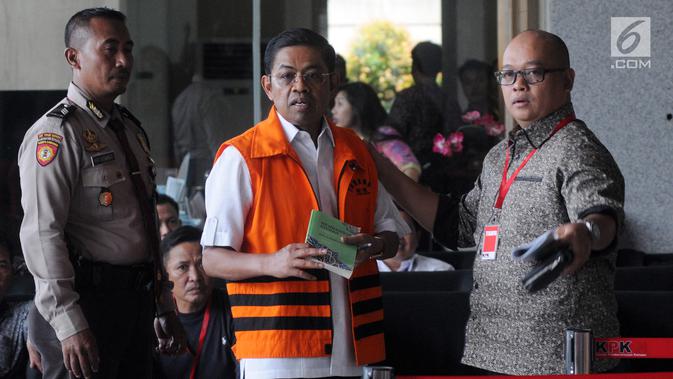 Mantan Menteri Sosial, Idrus Marham tiba untuk menjalani pemeriksaan di Gedung KPK, Jakarta, Jumat (16/11). Idrus Marham diperiksa sebagai tersangka dalam kasus suap kesepakatan kontrak kerja sama pembangunan PLTU Riau-1. (Merdeka.com/Dwi Narwoko)