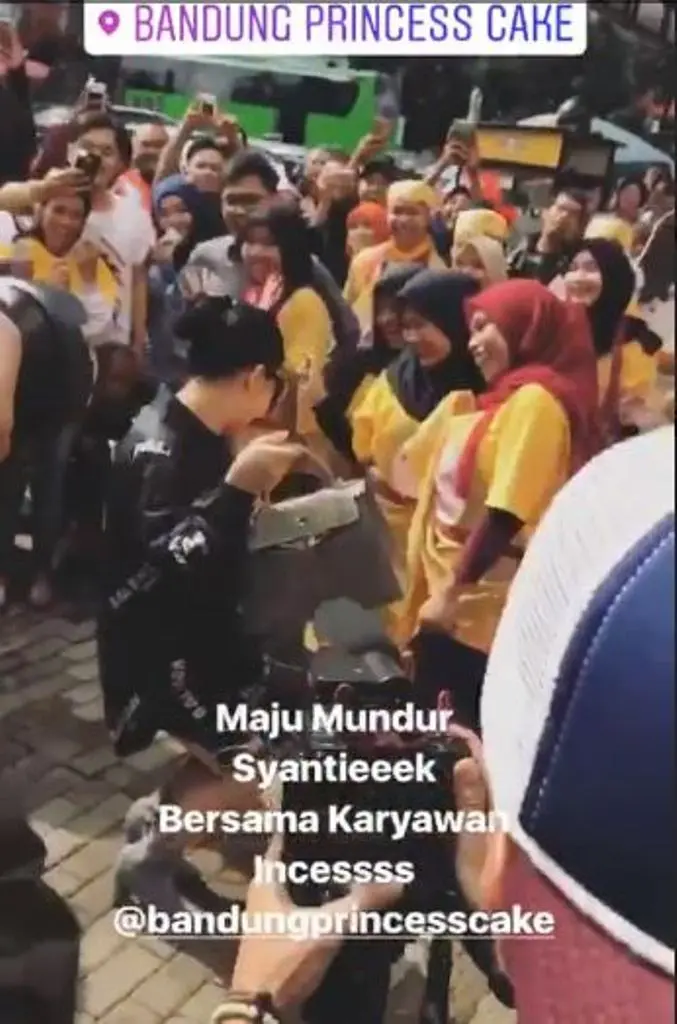 Syahrini bergoyang bareng karyawan-karyawannya (Foto: Instagram)