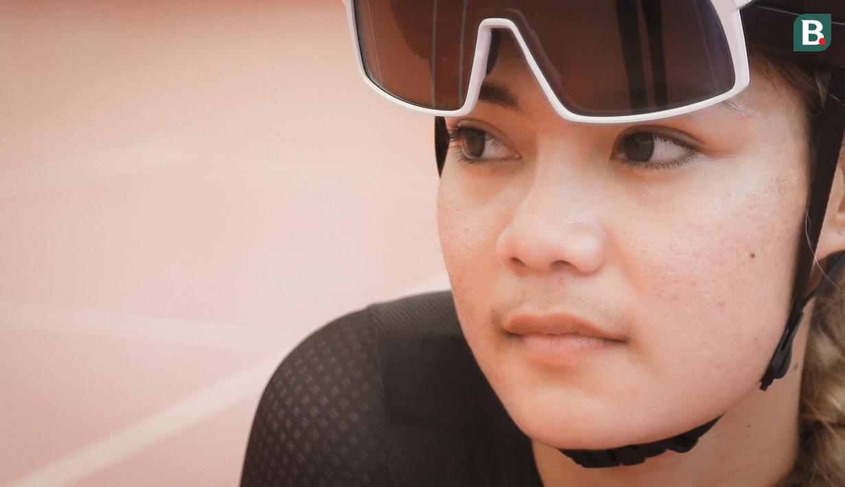 Pebalap sepeda putri Indonesia, Ayustina Delia Priatna berpose di depan fotografer setelah berlatih untuk ajang UCI Track Nations Cup 2023 di Jakarta International Velodrome, Rawamangun, Jakarta, Kamis (16/02/2023). (Bola.com/Bagaskara Lazuardi)