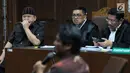 Terdakwa suap pemberian izin lokasi perkebunan di Kutai Kartanegara, Hery Sutanto Gun (kiri) saat sidang lanjutan di Pengadilan Tipikor, Jakarta, Selasa (27/3). Sidang beragenda mendengar keterangan saksi. (Liputan6.com/Helmi Fithriansyah)