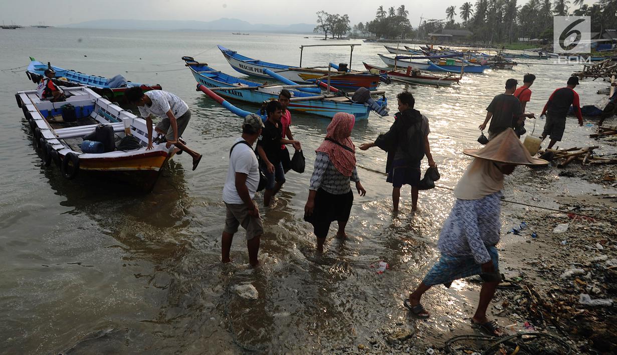 Aktivitas warga di kawasan Pasar Sumur Jaya, Pandeglang, Banten, Sabtu (3/8/2019). Warga Kecamatan Sumur sebelumnya sempat mengungsi ke tempat lebih tinggi akibat gempa bermagnitudo 6,9 yang mengguncang Banten pada Jumat, 2 Agustus 2019 malam. (merdeka.com/Arie Basuki)