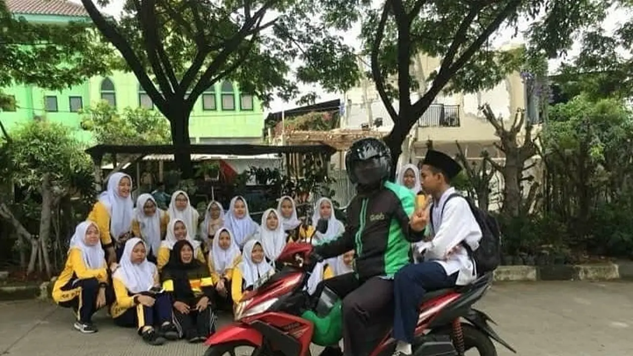 8 Momen Ngakak Ojek Online Jadi Photobomb