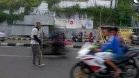 Tidak biasanya, polisi gigih membubarkan aksi balapan liar yang sebelumnya dilakoni oleh sang kakek bertongkat. (Liputan6.com/Edhie Prayitno Ige)
