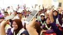 Peserta Raimuna Nasional XI saat mengangkat handphone untuk belajar Vlog jurnalistik di Bumi Perkemahan Cibubur, Selasa (15/8/2017). Kegiatan ini sebagai bentuk dari pembelajaran jurnalistik olahraga. (Bola.com/Nicklas Hanoatubun)