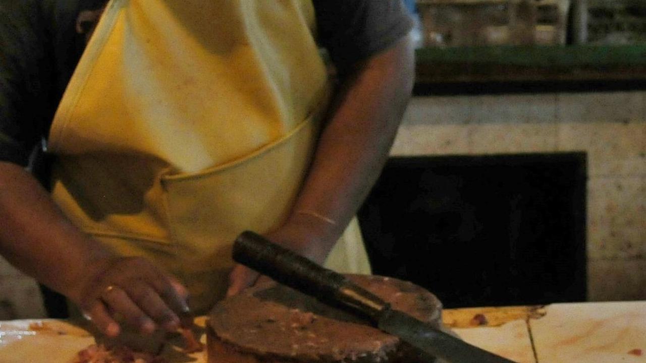 Komoditas yang naik harga yaitu minyak goreng kemasan sederhana, daging ayam ras, gula konsumsi, tepung terigu kemasan (non-curah), dan garam halus beryodium. Foto: merdeka.com / Imam Buhori