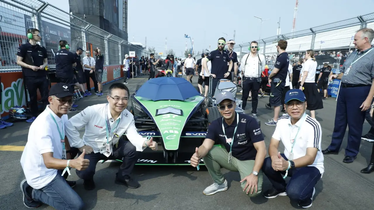 (Dari kiri ke kanan) Direktur Utama PT VKTR Teknologi Mobilitas Tbk (VKTR) Gilarsi W. Setijono, Founder & CEO Envision Group Lei Zhang, Direktur Utama & CEO PT Bakrie & Brothers Tbk (BNBR) Anindya N. Bakrie, dan Sekretaris Kementerian Investasi/Sekretaris