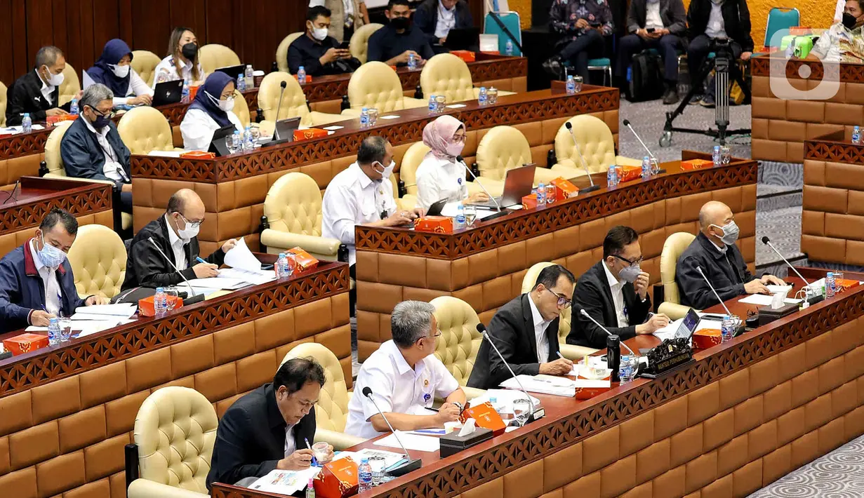 Menteri Perhubungan Budi Karya Sumadi (tengah) saat mengikuti rapat kerja dengan Komisi V DPR RI di Kompleks Parlemen, Jakarta, Kamis (24/11/2022). Rapat membahas evaluasi pelaksanaan APBN TA 2022, penyerahan hasil kompilasi kunjungan kerja pada Masa Persidangan I Tahun Sidang 2022-2023 dan penanganan bencana gempa. (Liputan6.com/Angga Yuniar)