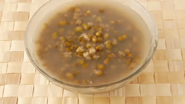 Air Rebusan Kacang Hijau Bikin Rambut Bayi Lebat?