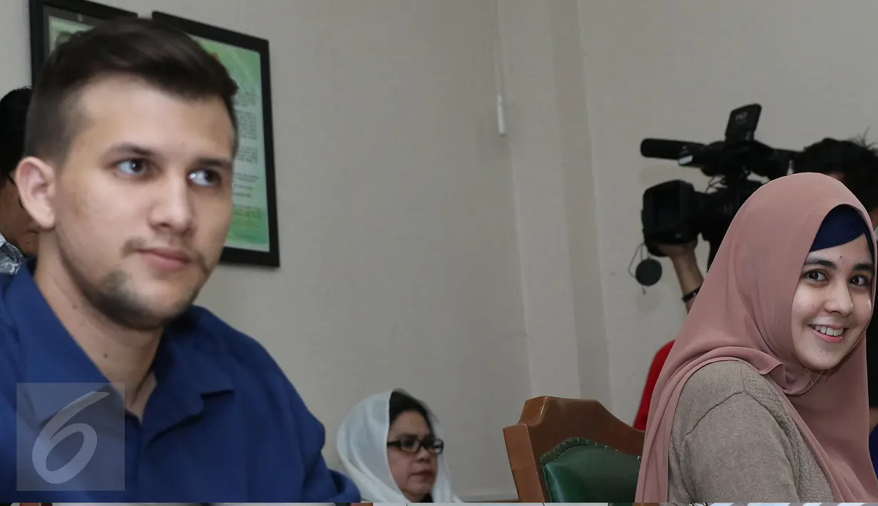 Risty Tagor (kanan) tampak tersenyum saat sidang putusan perceraiannya di Pengadilan Agama Jakarta Selatan, Kamis (24/3).  Setelah melalui proses panjang, gugatan cerai Risty Tagor terhadap Stuart Collin akhirnya dikabulkan. (Liputan6.com/Herman Zakharia)