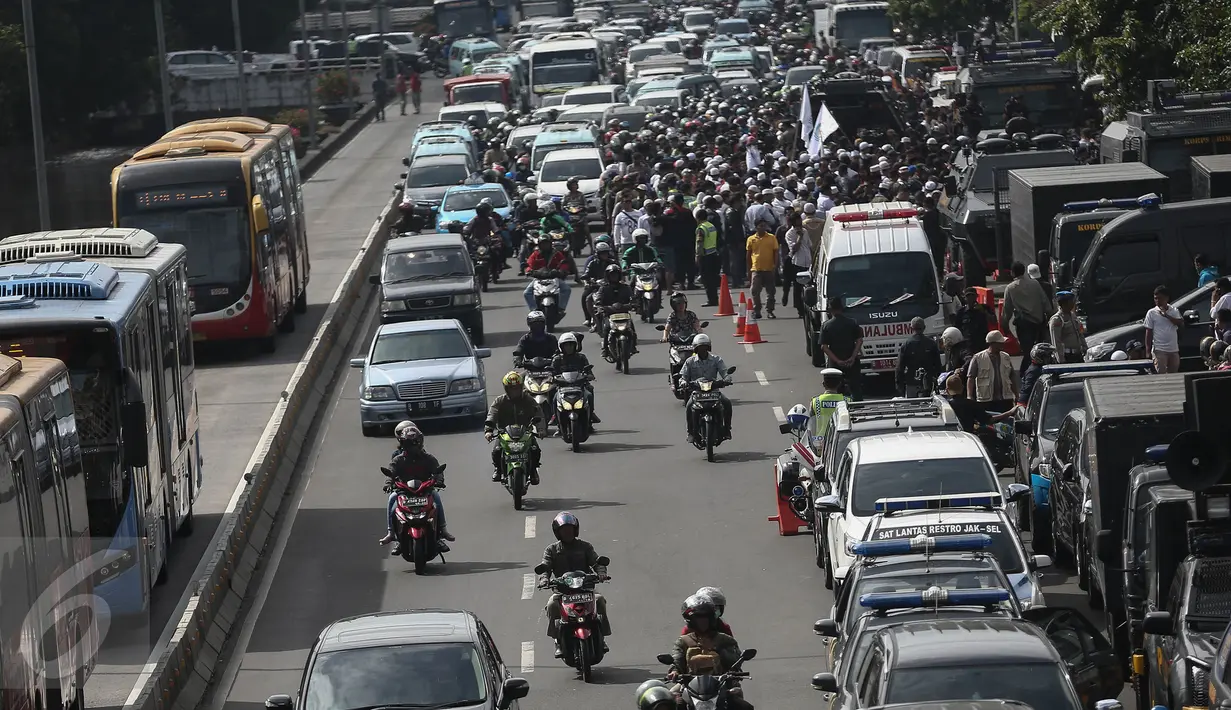 Bus transjakarta melintas saat berlangsungnya sidang perdana Basuki Tajahaja Purnama (Ahok) di eks gedung PN Jakarta Pusat, Selasa (13/12). Arus lalu lintas depan eks PN Jakpus dipadati kendaraan petugas dan pengunjung sidang. (Liputan6.com/Faizal Fanani)