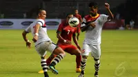 Zulham Manik Zamrun (Indonesia - tengah) berusaha menembus pertahanan Timor Leste dalam laga persahabatan di Stadion GBK Jakarta, Selasa (11/11/2014). Indonesia unggul 4-0 atas Timor Leste.(Liputan6.com/Helmi Fithriansyah)
