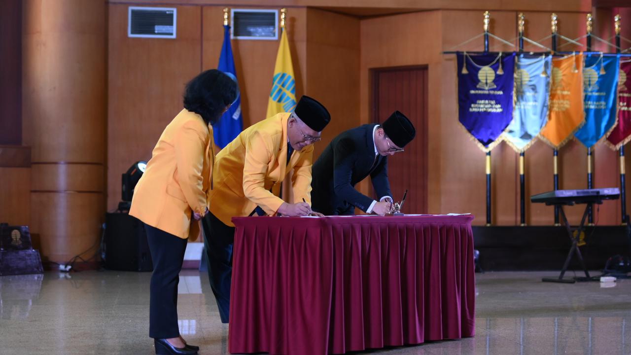 Bupati Trenggalek Mochamad Nur Arifin menandatangani Nota Kesepahaman (MoU) dengan Universitas Terbuka