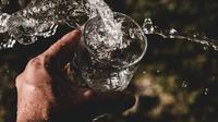 Ilustrasi minum air. (dok.  Anderson Rian/Unsplash)