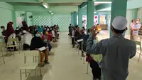 Wakil Ketua DPRD Tangsel Mustopa menggelar vaksinasi Covid-19. (Ist)