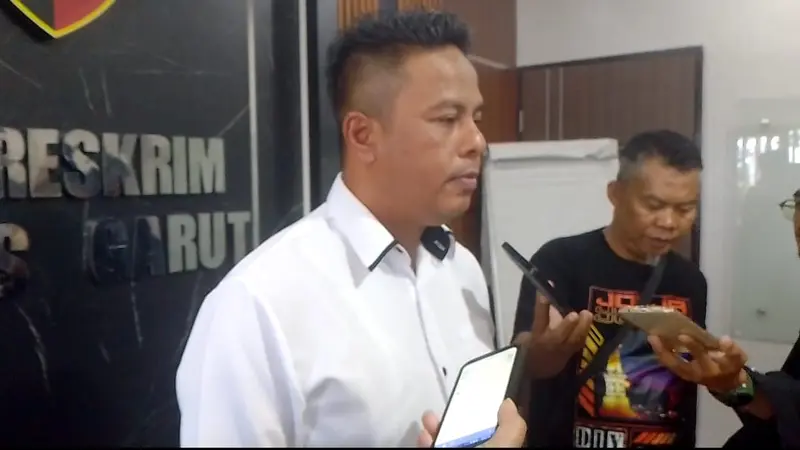 Kasat Reskrim Polres Garut AKP Ari Rinaldo, memberikan keterangan kepada wartawan dalam kasus dugaan mutilasi di Kec. Cibalong, Garut saat ditemui di kantornya, Senin (1/7/2024). (Liputan6.com/Jayadi Supriadin)