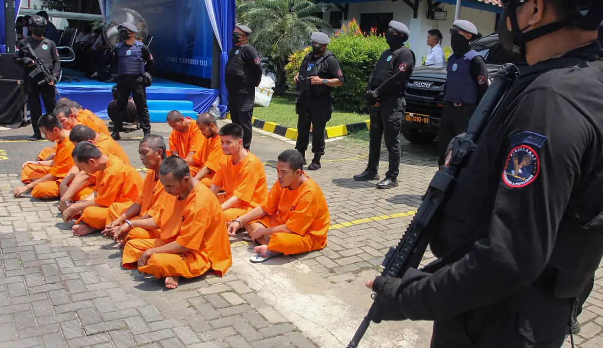 Narkoba yang disita terdiri dari sabu 60.226,71 gram, sabu cair 352 ml, ganja 441.376,17 gram, ekstasi 2.134 butir atau 791,77 gram, kokain seberat 1.321 gram, ganja sintetik 80 mm, bahan kimia padat 4.674,37 gram, dan bahan kimia ciar 5.483 gram. (merdeka.com/Arie Basuki)