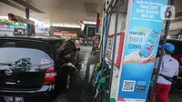Petugas melakukan pengisian bahan bakar pertalite di SPBU Pertamina Abdul Muis, Jakarta, Kamis (30/6/2022). PT Pertamina (Persero) melalui anak usahanya, PT Pertamina Patra Niaga, akan melakukan uji coba pembelian bahan bakar minyak (BBM) subsidi, Pertalite dan Solar, secara terbatas bagi pengguna yang sudah terdaftar pada sistem MyPertamina, mulai 1 Juli mendatang. (Liputan6.com/Faizal Fanani)