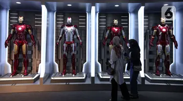 Pegunjung melihat koleksi Marvel Studios dalam pameran yang berlagsung di City Hall PIM 3, Jakarta, Kamis (9/6/2022). Pameran Marvel Studios Exhibition digelar untuk pertama kalinya di Indonesia dan digelar dari 3 Juni hingga 14 September 2022. (Liputan6.com/Johan Tallo)