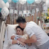 "Daddy: " km jangan kurus lagi udah begitu aja " tulis Celine sebagai keterangan fotonya. Sedangkan sang istri Celine ngotot ingin segera menguruskan badannya. "gak ah dad aku mau kurusin badan cepet2". (Instagram/stefannwilliam)