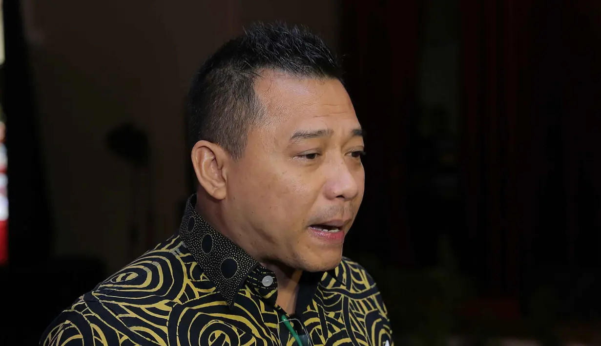 "Ada masalah seniman yang belum bisa beres. Artinya, dengan dia (Ahmad Dhani) menjadi pemimpin daerah, dia bisa membikin aturan, bahwa dia harus tetap memikirkan bagaimana membela kepentingan seniman," ujar Anang Hermansyah. (Deki Prayoga/Bintang.com)