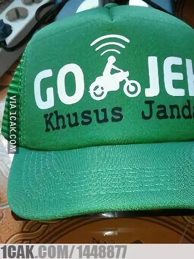 6 Tulisan di Topi Ini Nyeleneh Banget, Bikin Tepuk Jidat