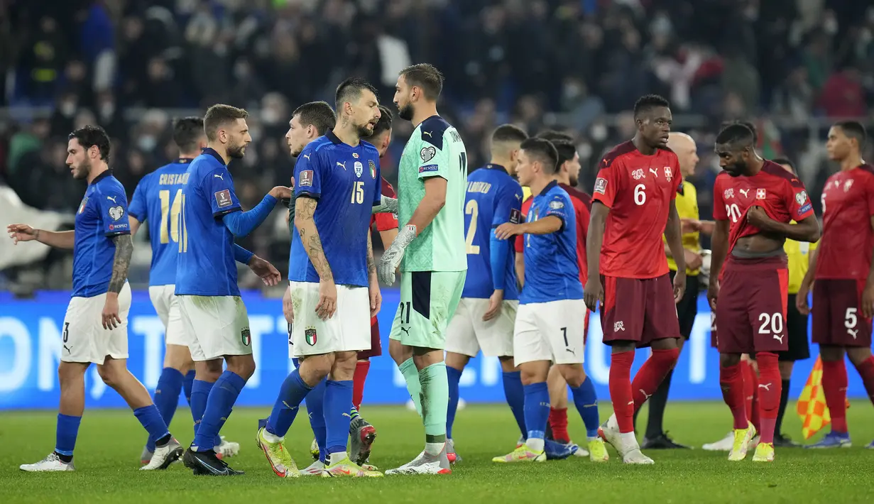 Skor 1-1 tak berubah hingga peluit panjang akhir pertandingan dibunyikan. Hasil tersebut membuat kedua tim sama-sama mengoleksi 15 poin di klasemen Grup C. (AP/Gregorio Borgia)