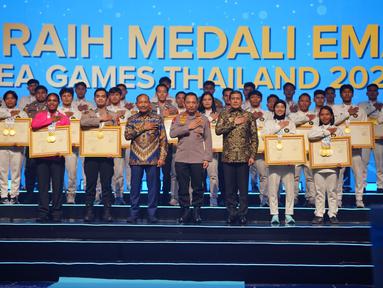 Kapolri Jenderal Listyo Sigit Prabowo memberikan apresiasi atau reward kepada seluruh atlet Polri yang meraih prestasi di ajang Sea Games tahun 2025. (Dok. Humas Polri)