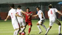 Irfan Bachdim  dikepung pemain Vietnam pada laga uji coba di Stadion Maguwoharjo, Sleman, Minggu (09/10/2016). (Bola.com/Nicklas Hanoatubun)