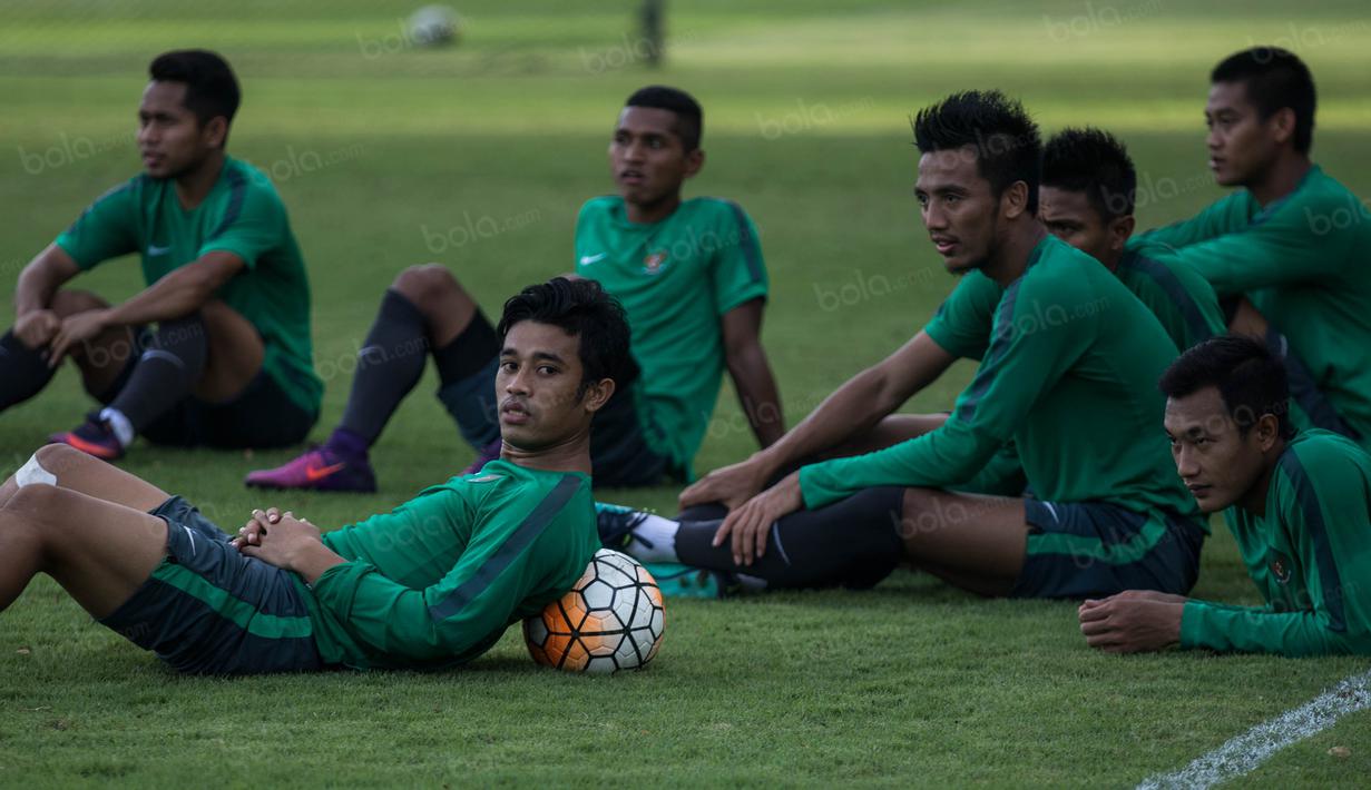 Bek sayap Timnas Indonesia, Beny Wahyudi, dan kawan-kawan santai saat latihan perdana jelang laga final Piala AFF 2016. (Bola.com/Vitalis Yogi Trisna)