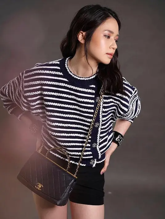 <p>Eksplorasi gaya makeup dengan permainan warna gradasi pada eyeshadow. Inspirasi ini bahkan bisa menjadi tampilan makeup yang fashionable dan atraktif saat dikenakan.</p>