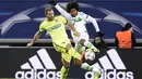 Striker Gent, Laurent Depoitre, berebut bola dengan bek Wolfsburg, Dante. Sementara gol-gol dari Wolfsburg tercipta pada menit ke 44,54 dan 60. (AFP/John Thys)