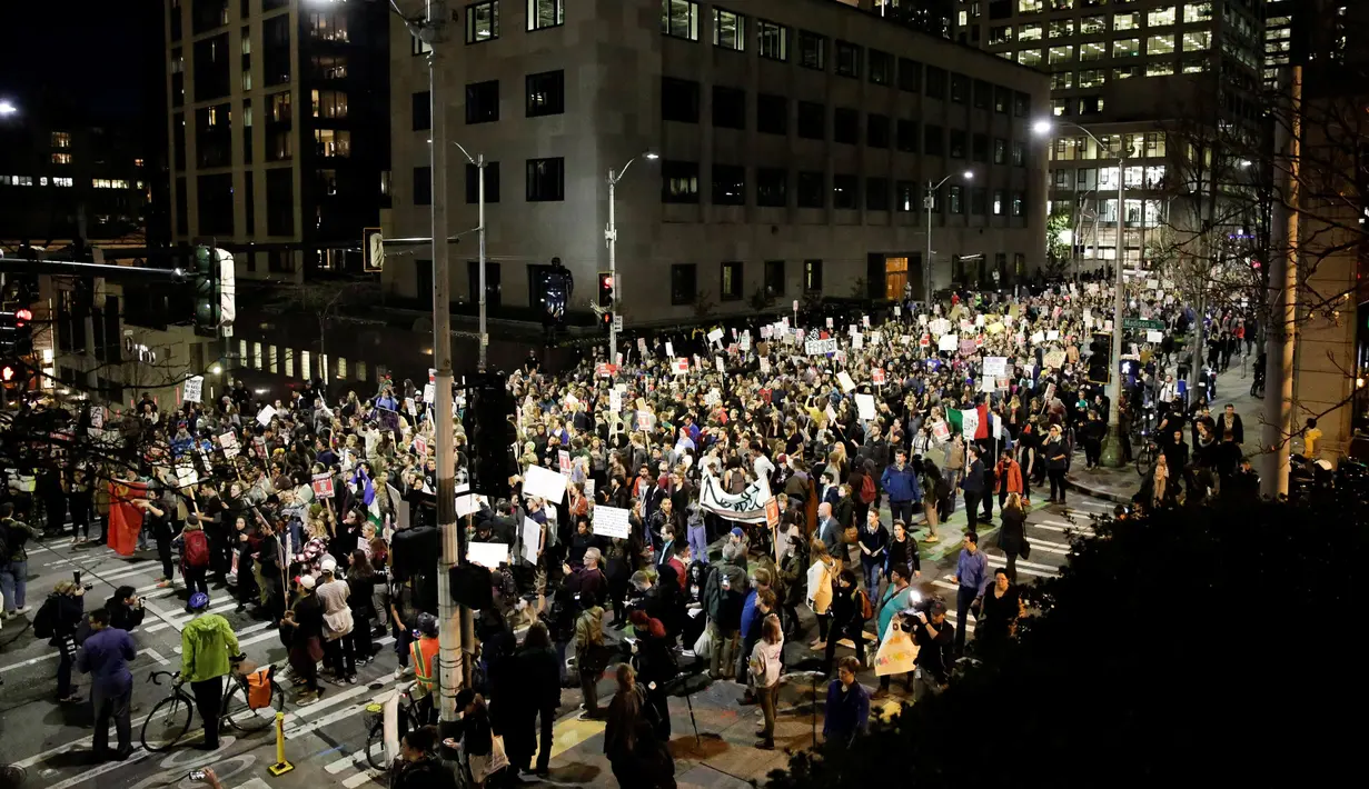 Warga turun ke jalan memprotes kemenangan Donald Trump dalam pemilihan Presiden AS, di Seattle, Washington, Rabu (9/11). Ribuan orang turun ke jalan di seluruh AS untuk mengekspresikan kemarahan dan kesedihan mereka. (REUTERS/Jason Redmond)