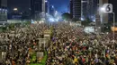 Ribuan pengunjung padati kawasan Bundaran HI, Jakarta, untuk merayakan pergantian tahun 2023, Sabtu (31/12/2022). Kemeriahan begitu terasa dalam momen perayaan tahun baru 2023 di car free night yang digelar di sepanjang Jalan Sudirman-Jalan MH Thamrin. (Liputan6.com/Angga Yuniar)
