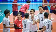 Para pemain Timnas voli Indonesia berselebrasi dalam pertandingan melawan Hong Kong&nbsp;pada laga ketiga atau terakhir Pool B Kejuaraan Voli Asia U-16 2025. Tim asuhan Indra Wahyudi menang 3-0 (25-15, 25-13, 25-20) di Nakhon Pathom, Thailand, Senin (14/7).&nbsp;(foto: AVC)