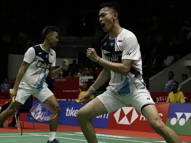 Ganda Putra Indonesia, Fajar Alfian/Muhammad Rian, merayakan kemenangan atas ganda China, Xuan Yi Ou/Zhang Nan, pada laga Indonesia Masters 2020 di Istora, Jakarta, Kamis (16/1). Fajar/Rian unggul 21-10, 12-21 dan 21-19. (Bola.com/Yoppy Renato)