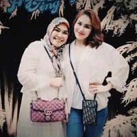 Ayu Ting Ting berpose manis bersama sang ibu dalam balutan busana serba putih, kompak banget! (Instagram/ayutingting92).