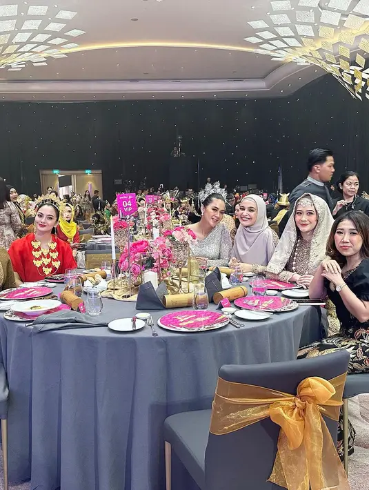 Vicky Shu mengenakan kebaya motif lurik dengan stagen merah. [Instagram/vicky_shu]