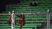 Dengan sedikit tergesa-gesa, Ferdinand Sinaga turun dari pagar pembatas untuk menghampiri oknum suporter yang terus mengejeknya saat berlaga melawan ASEAN ALL Star di Stadion GBK Jakarta, (11/5/2014). (Liputan6.com/Helmi Fithriansyah)