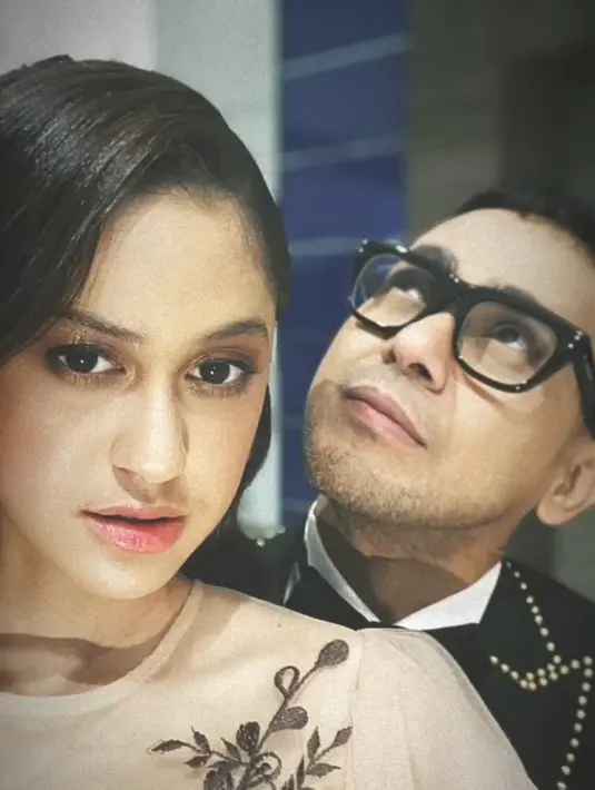 Terlebih Ramzi sudah punya pengalaman banyak menghadapi berbagai panggung dan beragam penonton. Tak heran jika dukungan selalu mengalir pada Asila Maisa. Berbagai kritikan netizen bukan jadi halangan Asila Maisa untuk menggeluti karier di industri musik. (Liputan6.com/IG/therealasilamaisa)