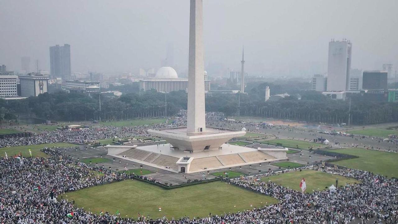 Lautan massa Munajat Kubro 212 tampak memadati lapangan silang Monas, Jakarta, Sabtu (2/12/2023). Dalam aksi tersebut mereka menyerukan dukungan terhadap rakyat Palestina yang menghadapi serangan militer Israel.