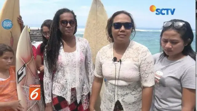 Untuk memperingati Hari Kartini, komunitas surfing remaja putri di Lombok Barat, Nusa Tenggara Barat, berselancar menggunakan kebaya.