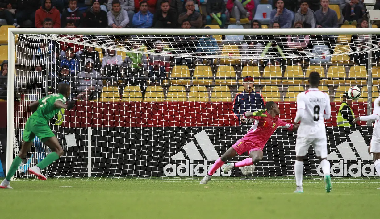 Striker Nigeria, Victor Osimhen (kiri) mencetak gol ke gawang Mali pada laga final Piala Dunia U-17 2015 di Sausalito Stadium, Vina del Mar, Cile (8/11/2015). Pada Piala Dunia U-17 2015 yang digelar di Cile pada 17 Oktober hingga 8 November 2015, Nigeria kembali menjadi juara setelah mengalahkan Mali dengan skor 2-0 di laga final. Dua gol kemenangan Nigeria dicetak melalui Victor Osimhen (56') dan Funsho Bamgboye (59'). (AFP/Photosport/Marcelo Hernandez)