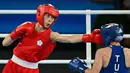 Lin Yu-ting  membekuk Esra Yildiz melalui keputusan mutlak dalam partai semifinal cabang olahraga (cabor) tinju nomor 57 kg putri. (MOHD RASFAN / AFP)